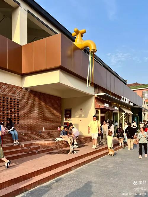 游客们在一个装饰着书法作品的小店内挑选商品,书法作品与陶器相得